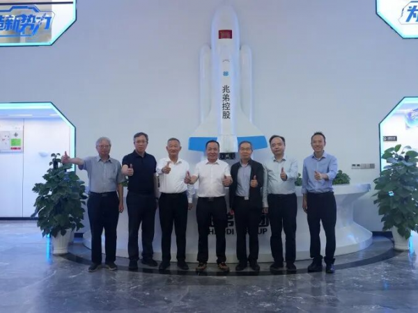 全國工程勘察設(shè)計大師郁銀泉、任慶英、周建龍等專家組團考察兆弟綠色全裝配式技術(shù)新突破